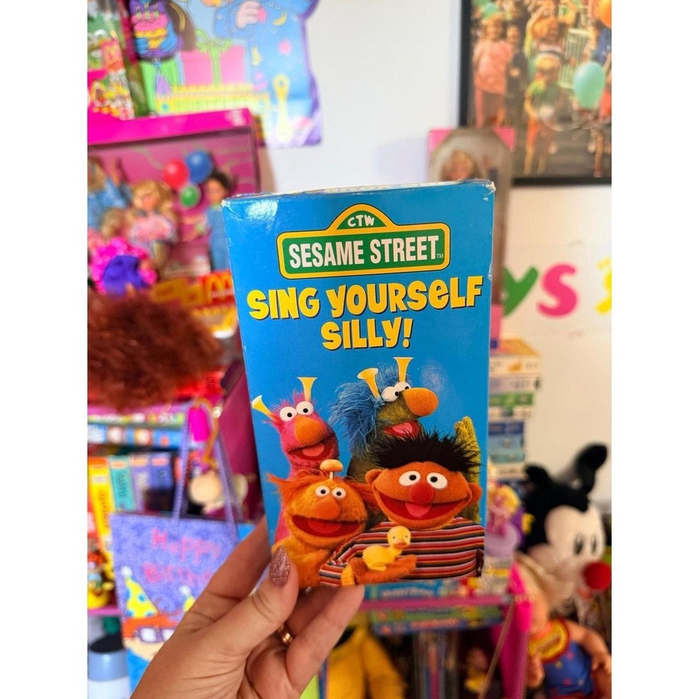 Sesame Street Sing Yourself Silly! VHS